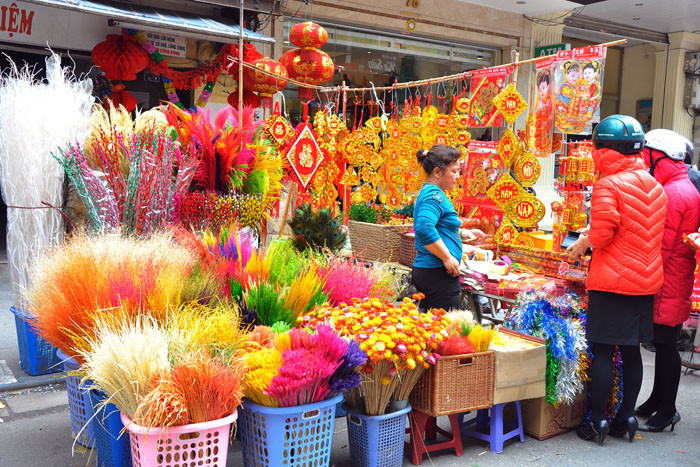 Năm nay, chợ họp sớm hơn mọi năm nhưng mặt hàng chính lại không phải là quất, đào mà là những gian hàng hoa nhựa, đồ trang trí… Năm nay, chợ họp sớm hơn mọi năm nhưng mặt hàng chính lại không phải là quất, đào mà là những gian hàng hoa nhựa, đồ trang trí…