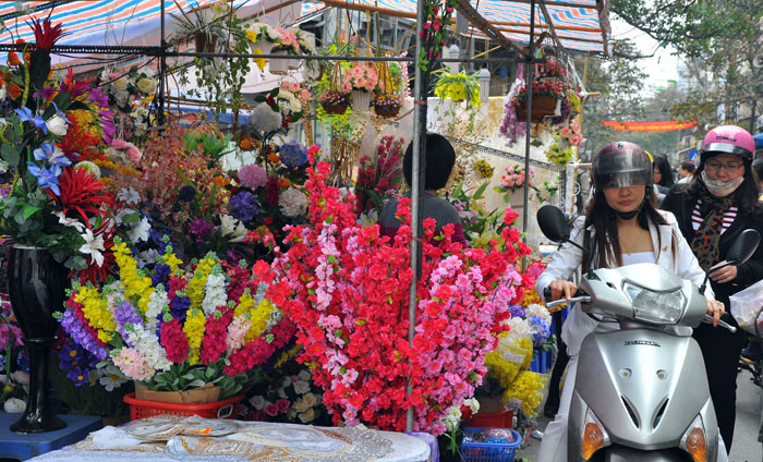 Thật khó để tìm thấy một gian hàng hoa tươi (hoa thật) tại chợ hoa truyền thống Thật khó để tìm thấy một gian hàng hoa tươi (hoa thật) tại chợ hoa truyền thống