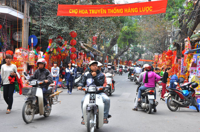Từ 23 tháng chạp (12 âm lịch) chợ bắt đầu họp và càng gần Tết thì càng đông. Vào những ngày này, người dân từ khắp các vùng trồng hoa lại mang đào, quất và đủ các chủng loại hoa Tết về họp chợ. Từ 23 tháng chạp (12 âm lịch) chợ bắt đầu họp và càng gần Tết thì càng đông. Vào những ngày này, người dân từ khắp các vùng trồng hoa lại mang đào, quất và đủ các chủng loại hoa Tết về họp chợ.