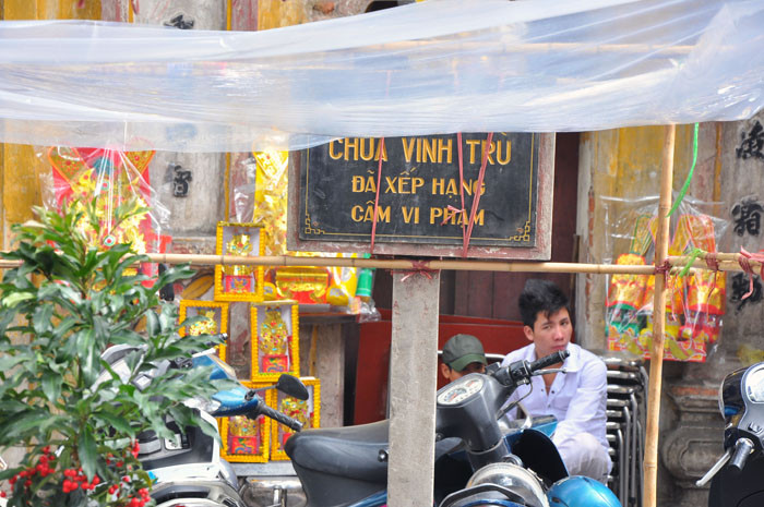 Vì lợi ích cá nhân, khu di tích đã được xếp hạng Chùa Vĩnh Trụ bị chiếm dụng để bày bán hàng hóa. Vì lợi ích cá nhân, khu di tích đã được xếp hạng Chùa Vĩnh Trụ bị chiếm dụng để bày bán hàng hóa.