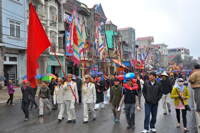 Đúng 7h30 sáng (ngày13 Âm lịch), đoàn rước kiệu các thành hoàng làng, các danh thần liệt nữ tại đền Cổ Lũng, lăng Hồng Vân, lăng quận công Đỗ Nguyên Thụy... để làm lễ tế trên đền đồi Lim. Đúng 7h30 sáng (ngày13 Âm lịch), đoàn rước kiệu các thành hoàng làng, các danh thần liệt nữ tại đền Cổ Lũng, lăng Hồng Vân, lăng quận công Đỗ Nguyên Thụy... để làm lễ tế trên đền đồi Lim.