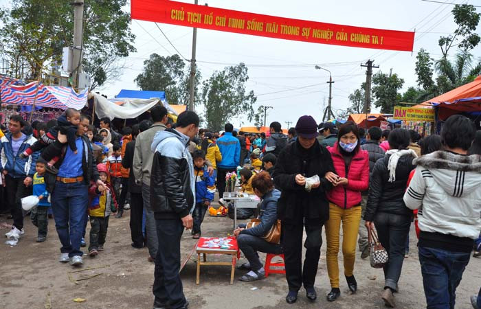 Hàng quán cũng được bày bán tràn lan trong lòng đường, điều này đỏi hỏi các ban tổ chức lễ hội cần vào cuộc để điều chỉnh và tạo được nét đẹp cho trong ngày hội. Hàng quán cũng được bày bán tràn lan trong lòng đường, điều này đỏi hỏi các ban tổ chức lễ hội cần vào cuộc để điều chỉnh và tạo được nét đẹp cho trong ngày hội.