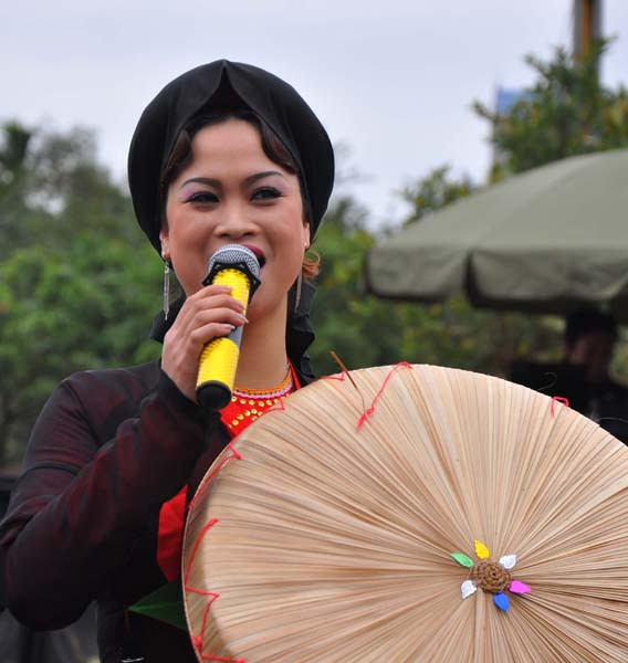 Những liền anh, liền chị làm xuyến lòng người bằng những giọng bằng những giọng hát quan họ trữ tình, đậm sâu. Những liền anh, liền chị làm xuyến lòng người bằng những giọng bằng những giọng hát quan họ trữ tình, đậm sâu.