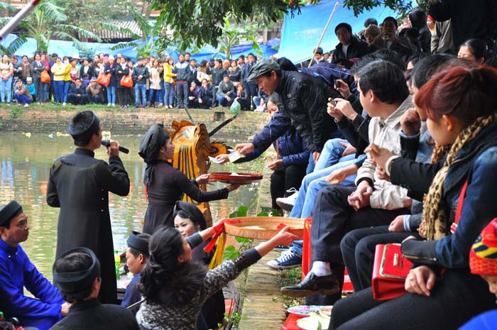 Tuy đã được quán triệt các liền anh, liền chị không ngửa nón xin tiền khi hát quan họ nhưng tình trạng này vẫn xuất hiện bằng hình thức mời nước, mời trầu để nhận tiền. Tuy đã được quán triệt các liền anh, liền chị không ngửa nón xin tiền khi hát quan họ nhưng tình trạng này vẫn xuất hiện bằng hình thức mời nước, mời trầu để nhận tiền.