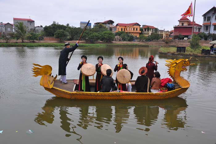 Đến với hội Lim, du khách thập phương được thưởng thức các làn điệu dân ca quan họ mộc mạc mà say đắm lòng người từ chính những liền anh, liền chị Bắc Ninh. Đến với hội Lim, du khách thập phương được thưởng thức các làn điệu dân ca quan họ mộc mạc mà say đắm lòng người từ chính những liền anh, liền chị Bắc Ninh.