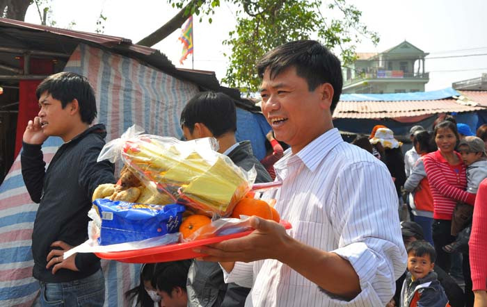 Nhiều người chuẩn bị những mâm lễ to để lên đền thắp hương Nhiều người chuẩn bị những mâm lễ to để lên đền thắp hương