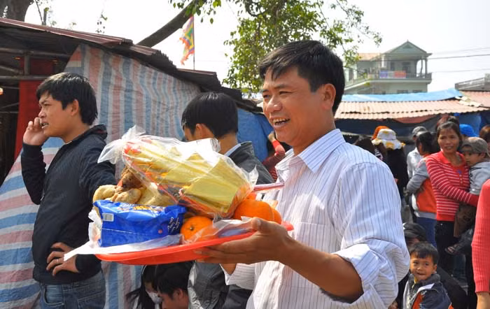 Nhiều người chuẩn bị những mâm lễ to để lên đền thắp hương