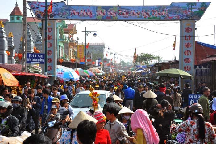 Phủ Dày được xem là trung tâm thờ Mẫu lớn nhất cả nước với hơn 20 di tích gồm đền, đình, chùa, lăng phủ. Đường vào Phủ Chính chật kín người Phủ Dày được xem là trung tâm thờ Mẫu lớn nhất cả nước với hơn 20 di tích gồm đền, đình, chùa, lăng phủ. Đường vào Phủ Chính chật kín người