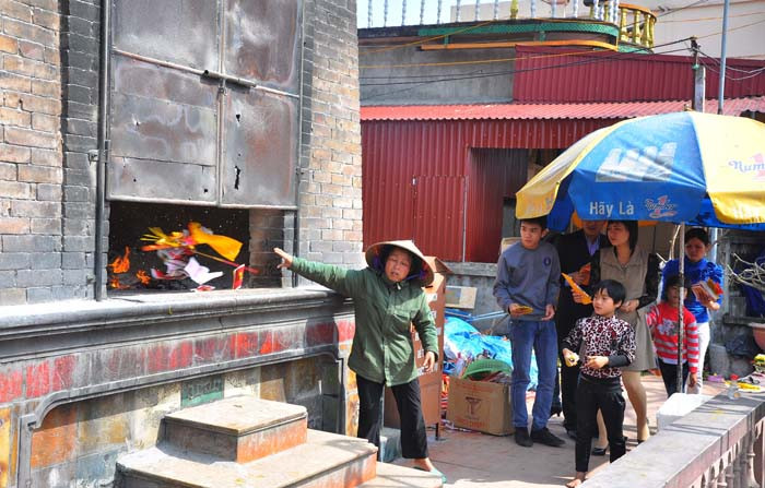 Khu vực hóa sớ được quy hoạch thành một điểm duy nhất ở đền Khu vực hóa sớ được quy hoạch thành một điểm duy nhất ở đền