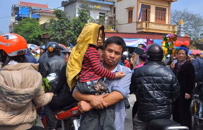 Về trưa (ngày mùng 8 Tết) sự mệt mỏi thể hiện rõ trên khuân mặt hai bố con khi từ đền ra