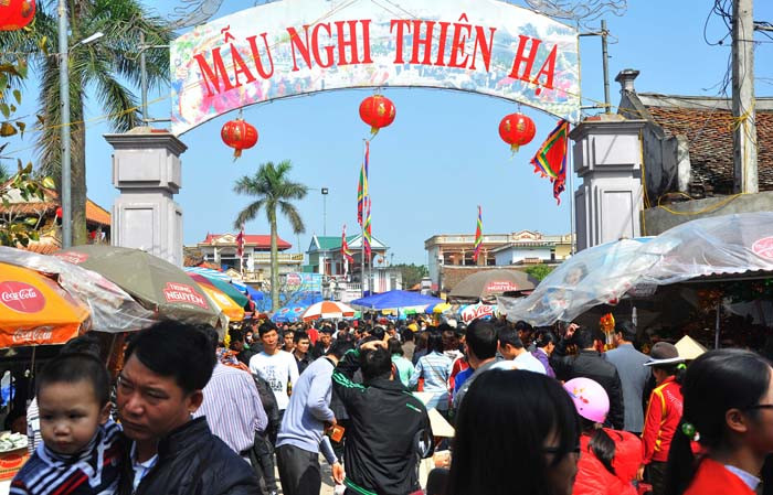 Cổng sau Phủ Chính cũng tấp nập người ra người vào thắp hương Cổng sau Phủ Chính cũng tấp nập người ra người vào thắp hương