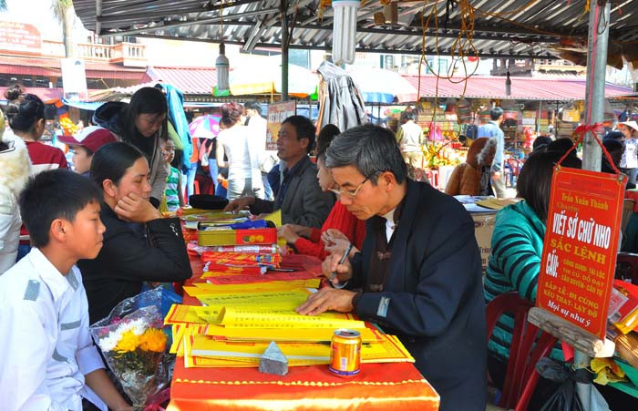 Dịch vụ viết sớ cũng đông đúc trong những ngày này Dịch vụ viết sớ cũng đông đúc trong những ngày này