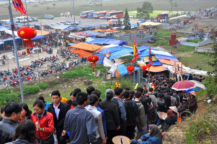 Từ ngày mùng 1 Tết, khu di tích Phủ Dày đã đón tiếp hàng chục vạn khách thập phương về thắp hương và du xuân đầu năm. Từ ngày mùng 1 Tết, khu di tích Phủ Dày đã đón tiếp hàng chục vạn khách thập phương về thắp hương và du xuân đầu năm.