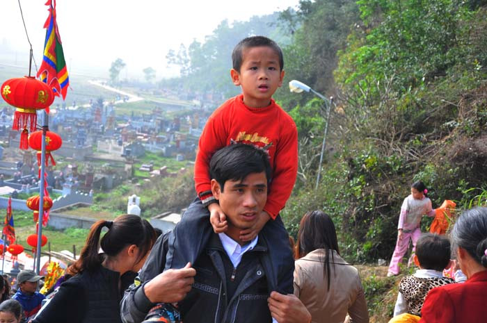 Cho tới những em bé cũng đi cùng bố mẹ tới đền để thắp hương, cầu may, ngắm cảnh. Cho tới những em bé cũng đi cùng bố mẹ tới đền để thắp hương, cầu may, ngắm cảnh.