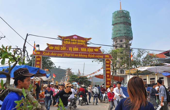 Từ giờ cho tới tháng 3, dòng người vẫn đổ về khu di tích Phủ Dày để thắp hương, cầu may, thăm quan… ở các chùa, đền. Từ giờ cho tới tháng 3, dòng người vẫn đổ về khu di tích Phủ Dày để thắp hương, cầu may, thăm quan… ở các chùa, đền.