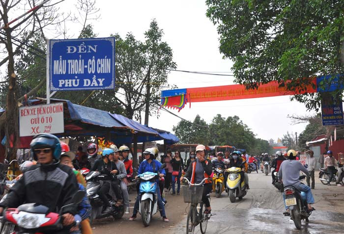 Tại đền Cô Chín du khách tập trung không đông như Phủ Chính (đền Mẫu). Tại đền Cô Chín du khách tập trung không đông như Phủ Chính (đền Mẫu).