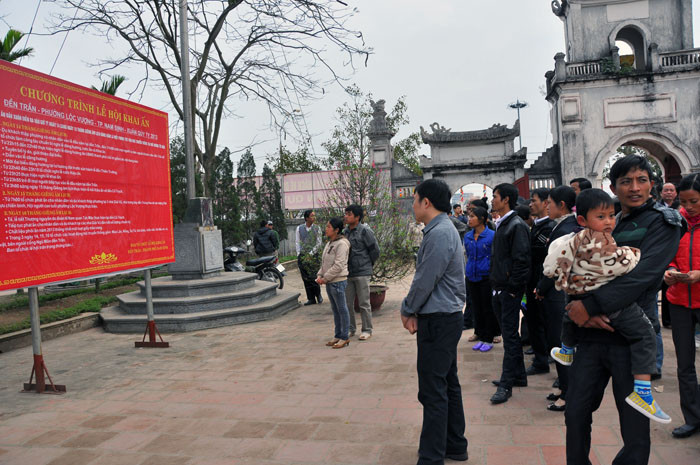2. Mọi người đọc chương trình lễ khai ấn đền Trần. 2. Mọi người đọc chương trình lễ khai ấn đền Trần.