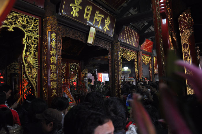 Trong khu vực thờ các vị Vua triều Trần cũng chật kín người dân thắp hương cầu khấn. Trong khu vực thờ các vị Vua triều Trần cũng chật kín người dân thắp hương cầu khấn.