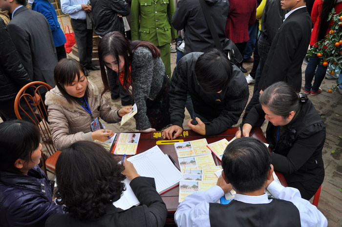 Thắp hương xong nhiều người đến ghi công đức. Thắp hương xong nhiều người đến ghi công đức.