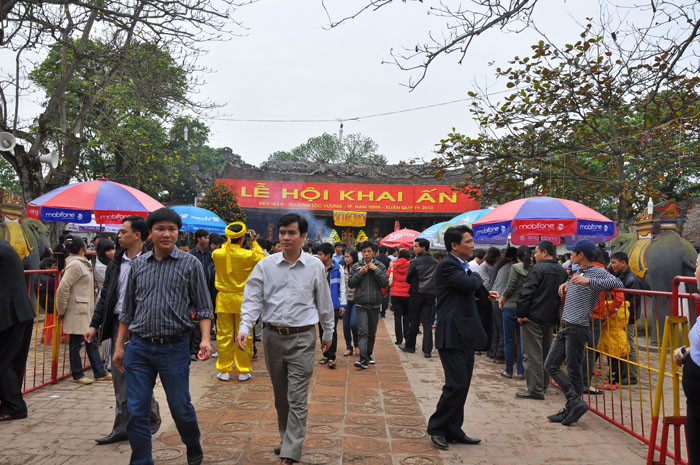 Sân chính của đền Trần cũng chật kín người. Sân chính của đền Trần cũng chật kín người.