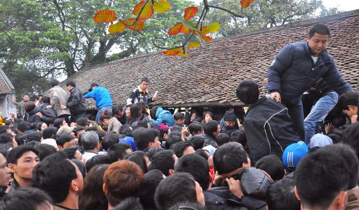 Đúng lịch là 7h đúng sẽ phát ấn nhưng do lượng người đông lên ban tổ chức đã phát Ấn sớm 6h hơn Đúng lịch là 7h đúng sẽ phát ấn nhưng do lượng người đông lên ban tổ chức đã phát Ấn sớm 6h hơn