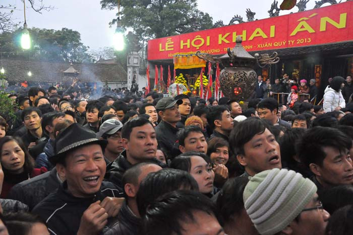 Nhiều cảm xúc của người đứng xếp hàng phía sau nhìn người phía trước xin Ấn Nhiều cảm xúc của người đứng xếp hàng phía sau nhìn người phía trước xin Ấn