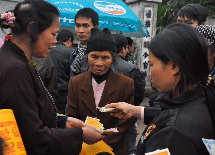 Để tránhviệc phải chen chúc một đoàn hành hương của du khách đã cử ra một người vào xin ấn để về phát cho mọi người trong đoàn đi của mình. Để tránhviệc phải chen chúc một đoàn hành hương của du khách đã cử ra một người vào xin ấn để về phát cho mọi người trong đoàn đi của mình.