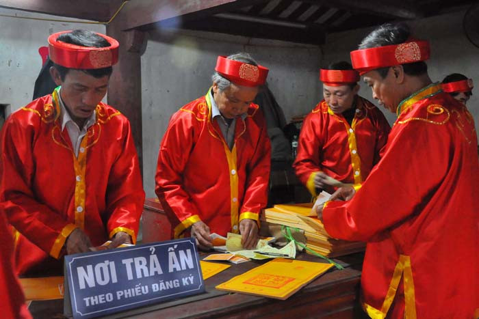 Thời gian này các ông, các cụ phát Ấn phải làm việc bận rông nhất. Ấn đền Trần năm nay được in duy nhất trên giấy màu vàng. Thời gian này các ông, các cụ phát Ấn phải làm việc bận rông nhất. Ấn đền Trần năm nay được in duy nhất trên giấy màu vàng.