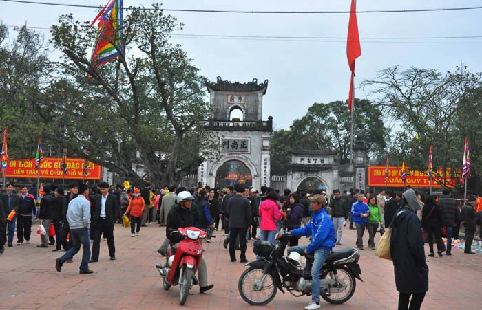 Do thời tiết năm nay đẹp mà đoàn người đi xin ấn đổ về đền Trần mỗi lúc một đông hơn. Do thời tiết năm nay đẹp mà đoàn người đi xin ấn đổ về đền Trần mỗi lúc một đông hơn.