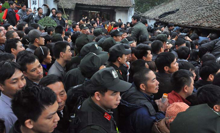 Tình trạng lộn xộn khiến các cảnh sát cơ động phải vào cuộc để lập lại trật tự Tình trạng lộn xộn khiến các cảnh sát cơ động phải vào cuộc để lập lại trật tự