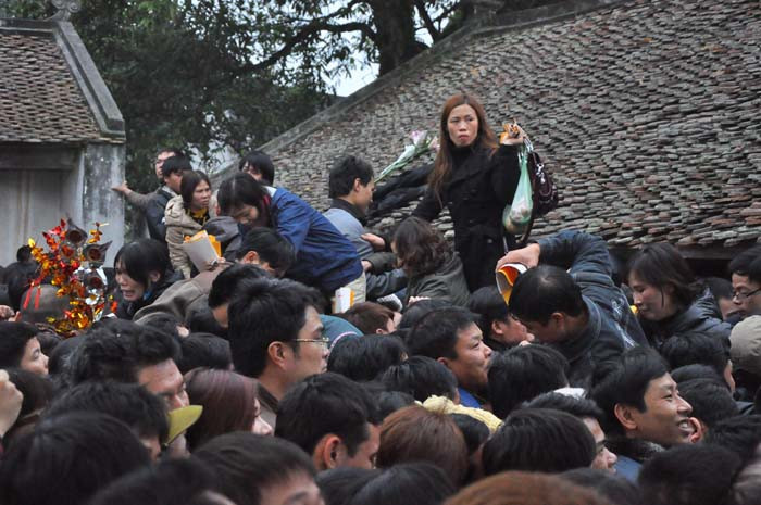 Không chỉ là thanh niên mà mấy chị phụ nữ cũng rất quyết liệt trong quá trình vào xin ấn. Không chỉ là thanh niên mà mấy chị phụ nữ cũng rất quyết liệt trong quá trình vào xin ấn.