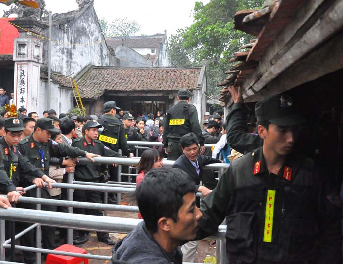 Phải mất gần 30 phút sau cảnh sát cơ động mới điều tiết được lượng người vào con đường chỉ dẫn lấy ấn một cách tôn nghiêm. Phải mất gần 30 phút sau cảnh sát cơ động mới điều tiết được lượng người vào con đường chỉ dẫn lấy ấn một cách tôn nghiêm.