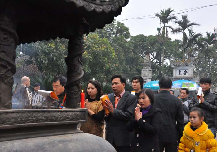 Lấy được ấn nhiều người không quên thắp hương để cầu xin sự may mắn trước khi ra về. Lấy được ấn nhiều người không quên thắp hương để cầu xin sự may mắn trước khi ra về.