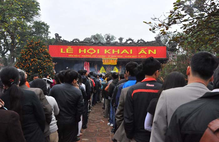 Hai hàng dài được xếp trong sân đền Thượng để đi vào khu xin Ấn Hai hàng dài được xếp trong sân đền Thượng để đi vào khu xin Ấn