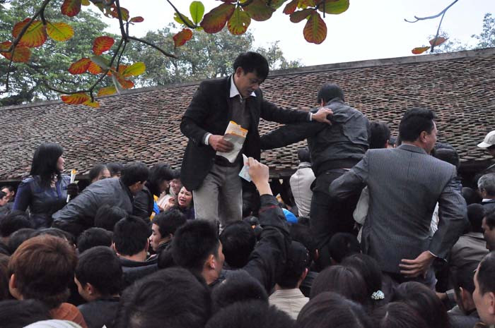 Chen chúc, thậm trí là dẫm đạp lên nhau để được vào xin Ấn. Chen chúc, thậm trí là dẫm đạp lên nhau để được vào xin Ấn.