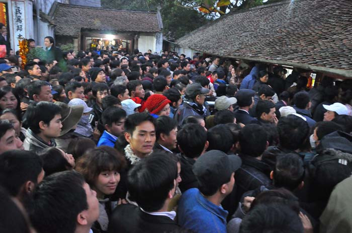 Chưa tới 6h sáng du khách thập phương đã đứng đông nghịt trước khu vật phát Ấn. Chưa tới 6h sáng du khách thập phương đã đứng đông nghịt trước khu vật phát Ấn.