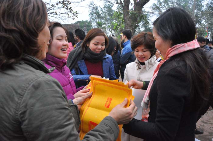 Vui mừng khi xin được ấn đền Trần nhanh Vui mừng khi xin được ấn đền Trần nhanh