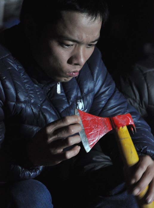 Nét mặt cẩn trọng khi chọn mua chiếc búa rìu của một vị khách Nét mặt cẩn trọng khi chọn mua chiếc búa rìu của một vị khách