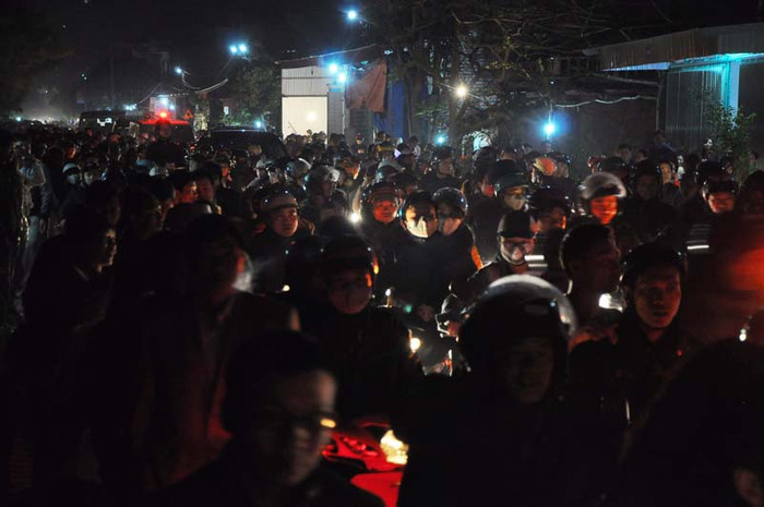 Từ 8h tối ngày mùng 7, trên đường Trần Huy Liệu (từ ngã ba Gôi đi Phủ Giày) xe cộ, người người kín đặc nối đuôi nhau hàng dài. Từ 8h tối ngày mùng 7, trên đường Trần Huy Liệu (từ ngã ba Gôi đi Phủ Giày) xe cộ, người người kín đặc nối đuôi nhau hàng dài.