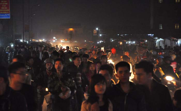 Đã hơn 12 giờ đêm, không khí trên đường Trần Huy Liệu (Vụ Bản) vẫn đông đúc Đã hơn 12 giờ đêm, không khí trên đường Trần Huy Liệu (Vụ Bản) vẫn đông đúc