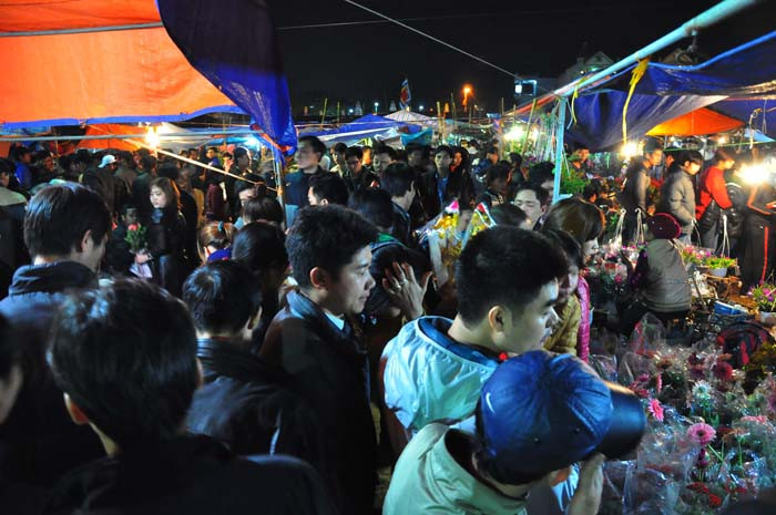 Càng nhộn nhịp, tất bật cảnh người mua người bán ở trong chợ Viềng chính (trong khu quần thể Phủ Giày) Càng nhộn nhịp, tất bật cảnh người mua người bán ở trong chợ Viềng chính (trong khu quần thể Phủ Giày)