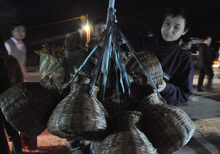 Anh Đỗ Văn Diện (Hải Hậu, Nam Định) đang chọn mua một chiếc giỏ để cầu sự may mắn trong năm nay. Anh Đỗ Văn Diện (Hải Hậu, Nam Định) đang chọn mua một chiếc giỏ để cầu sự may mắn trong năm nay.