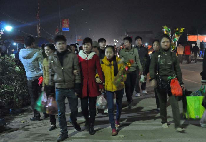 Ra về ai ai cũng mua cây hoặc đồ dùng nông nghiệp để mang về Ra về ai ai cũng mua cây hoặc đồ dùng nông nghiệp để mang về