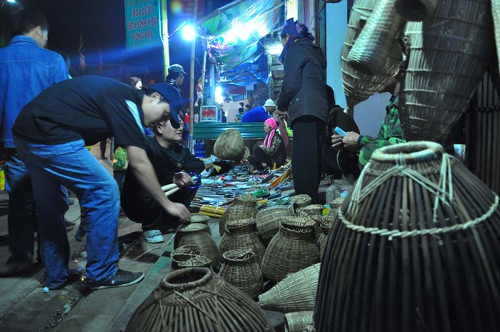 Du khách thập phương còn thấy lạ mắt hơn bởi những gian hàng bán giỏ, nơm đan bằng tre. Một chiếc giỏ cũng có giá khoảng 35.000 đồng Du khách thập phương còn thấy lạ mắt hơn bởi những gian hàng bán giỏ, nơm đan bằng tre. Một chiếc giỏ cũng có giá khoảng 35.000 đồng
