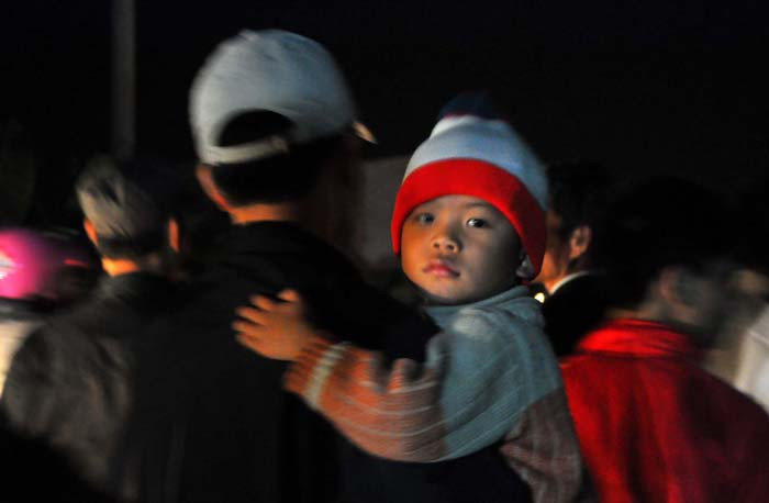 Ánh mắt buồn ngủ của em bé đi chợ Viềng cùng bố Ánh mắt buồn ngủ của em bé đi chợ Viềng cùng bố