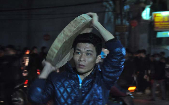 Một vị khách đi chơi chợ Viềng và mua được một chiếc thớt với giá 700.000 đồng Một vị khách đi chơi chợ Viềng và mua được một chiếc thớt với giá 700.000 đồng