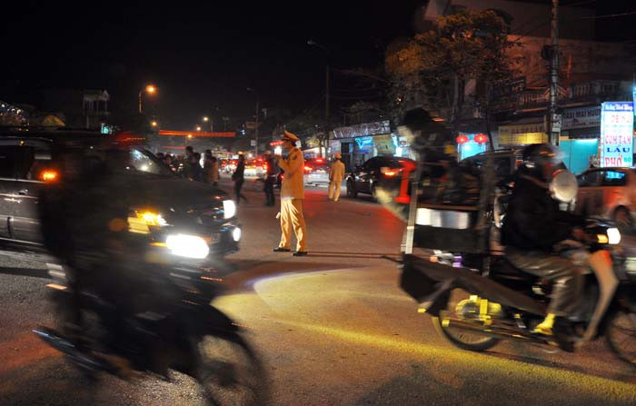 Lực lượng công an giao thông cũng đang làm việc để phân luồng giao thông và tránh ùn tắc. Lực lượng công an giao thông cũng đang làm việc để phân luồng giao thông và tránh ùn tắc.