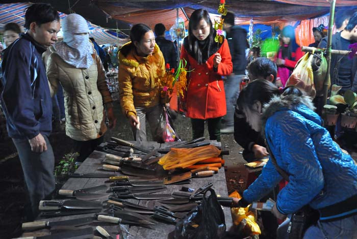 Điều đặc biệt nhất của phiên chợ chính là những gian hàng bán đồ nông nghiệp như: cuốc, xẻng, dao… Điều đặc biệt nhất của phiên chợ chính là những gian hàng bán đồ nông nghiệp như: cuốc, xẻng, dao…