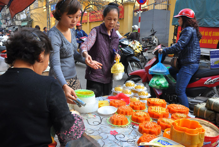 Hôm nay, những đĩa xôi trang trí đẹp được bán để thắp hương Hôm nay, những đĩa xôi trang trí đẹp được bán để thắp hương