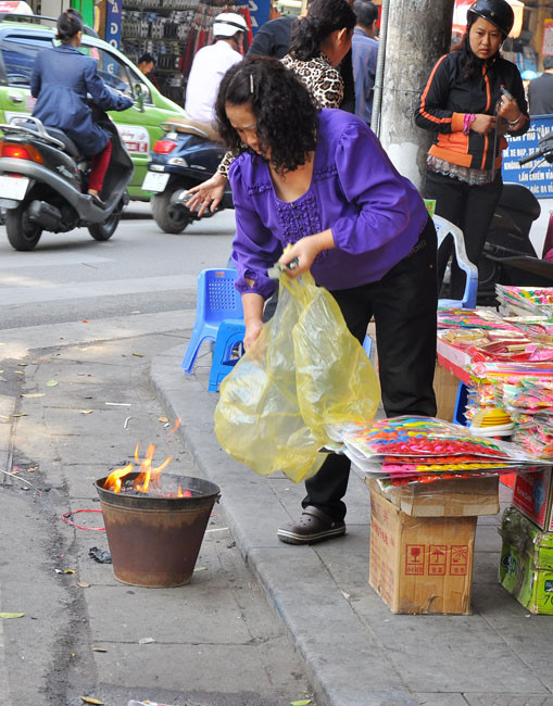 Đốt hàng mã ngay trên phố Đốt hàng mã ngay trên phố
